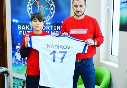 Vüqar Nadirov balaca qolkiperi mükafatlandırdı