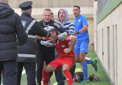 Futbolçu hakimi vurdu, həbs olundu, oyun yarımçıq dayandırıldı - FOTO/VİDEO