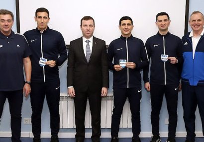 Azərbaycanın FIFA referilərinə emblemlər təqdim olundu - FOTOLAR