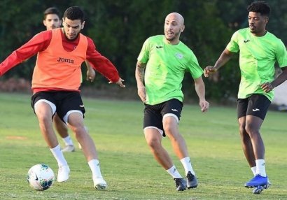 Almeyda debüt etdi, ilk qələbəsini qazandı