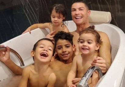 Ronaldo və övladları çılpaq foto ilə gündəmdə