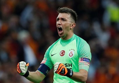 Fernado Muslera bir aylıq maaşını şəhid ailələrinə bağışladı