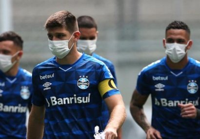 Futbolçulardan federasiyaya etiraz: Maska ilə oyuna çıxdılar - FOTOLAR