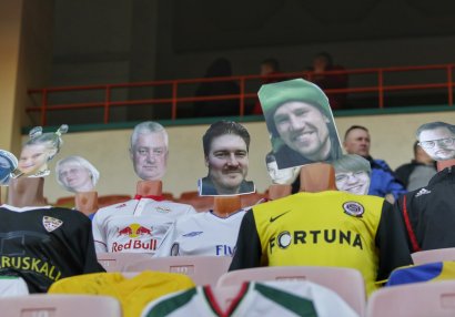 Belarus klubu ilkə imza atdı, tribunada manekenlər \