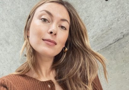 Şarapova günəşi ayaqlarıyla \