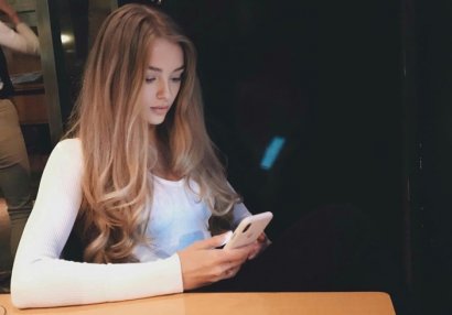 Rus gözəl ayaqlarının FOTOsunu paylaşdı