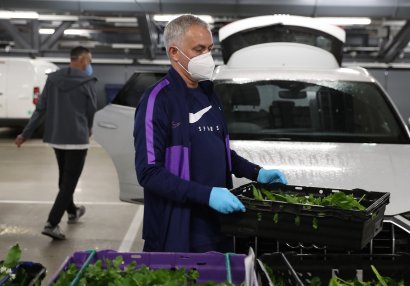 Mourinyu koronavirus xəstələri üçün tərəvəz daşıdı - FOTOLAR