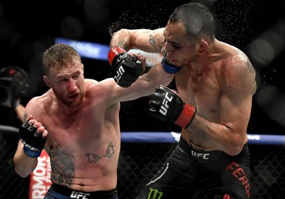 UFC: Gözlənilən döyüş baş tutdu, Ferqyuson vaxtından əvvəl yenildi 