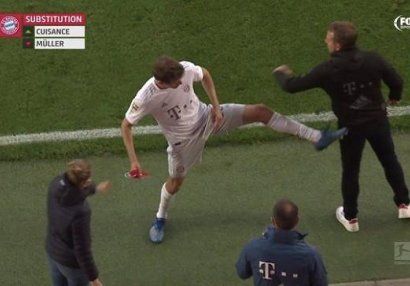 Müller baş məşqçiyə təpik vurdu