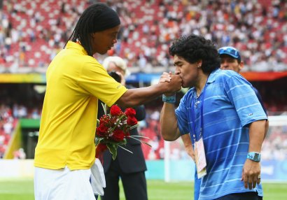Ronaldinyo karyerasını bərpa edir?