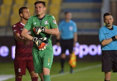 Beləsini görməmisiniz: Üç dəfə penalti vurdular, heç biri qol olmadı - VİDEO