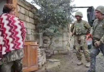 Erməni qadın Azərbaycan əsgərlərinə: “Evinizə xoş gəldiniz!” - VİDEO
