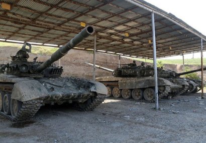 Düşmənin döyüş meydanında atıb-qaçdığı növbəti hərbi texnikalar - FOTO/VİDEO