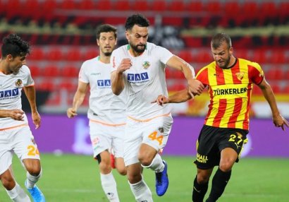 İzmirdəki zəlzələyə görə futbol matçları təxirə salındı