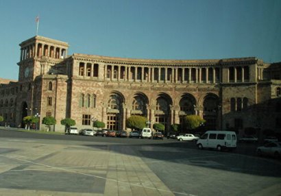 İrəvanda etirazçılar hökumət binasına soxuldu - VİDEO