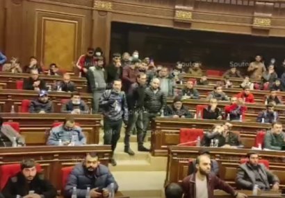 Yerevandakı etirazçılar: “Kim Paşinyana bunu imzalamağa hüquq verib?” - VİDEO