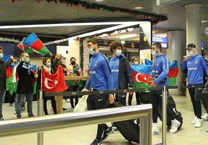 Milli komandamız Lüksemburqda belə qarşılandı - FOTOLAR