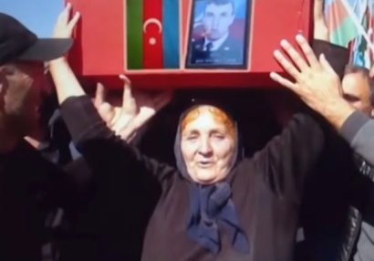 Şəhid övladının tabutunu başında daşıyan ana - VİDEO