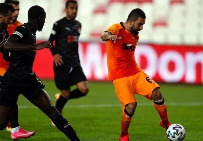 Arda Turan koronavirusa yoluxdu