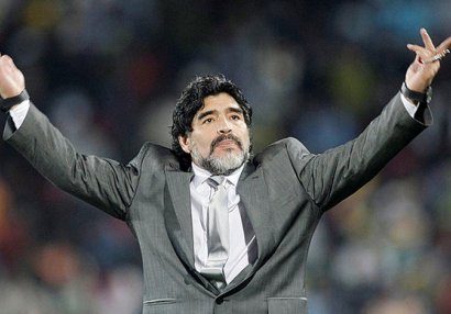 Maradonanın cəsədinə hörmətsizlik edənlər qovuldular - FOTO