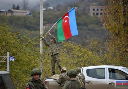 Azərbaycan hərbçiləri Laçın şəhərini bayraqla bəzədi - FOTOLAR