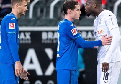 Bundesliqada qalmaqal: Ulduz futbolçu rəqibinin üzünə tüpürdü 