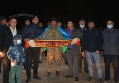 “Qalatasaray” azarkeşi zabitimiz doğma kəndində belə qarşılandı - FOTOLAR