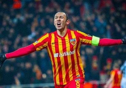 37 yaşlı futbolçu Türkiyədə rekorda imza atdı