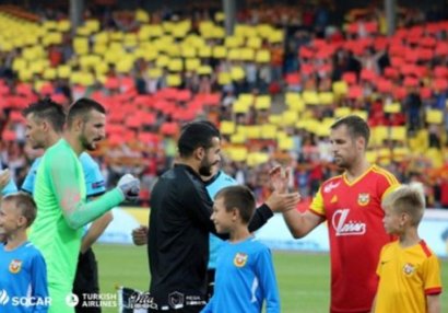 Sadıqov “Neftçi”nin futbolçusuyla maraqlanıb