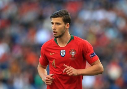 Rəqib futbolçu: \