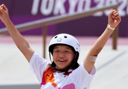 13 yaşlı idmançı Tokioda Olimpiya çempionu oldu