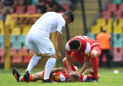 Almaniyalı futbolçu gicgahından ağır zərbə alib
