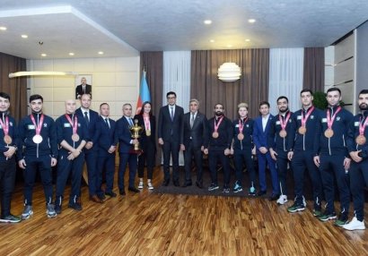 Fərid Qayıbov DÇ-də medal qazanmış karateçilərlə görüşdü