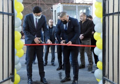 Fərid Qayıbov bazanın açılışında iştirak edib, şəhidin atasına plaket verib