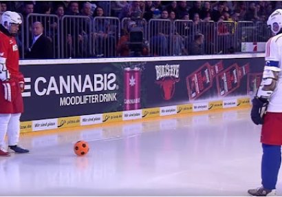 Buz üzərində futbol - VİDEO