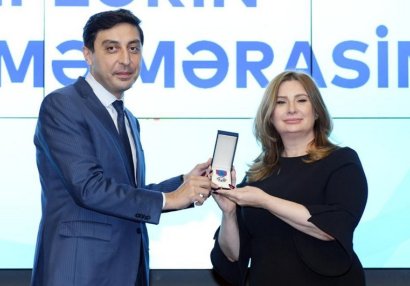 Fərid Qayıbov təltif olunmuş şəxslərə mükafatları təqdim etdi