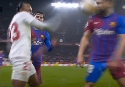 Кунде удален за бросок мяча в лицо Альбе в матче «Севильи» с «Барселоной»