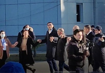 Fərid Qayıbov gənclərlə rəqs etdi - VİDEO