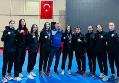 İki qadın taekvondoçumuz Türkiyədə medal qazandı