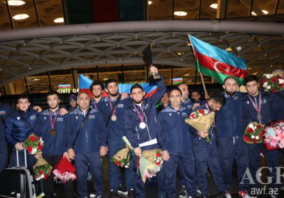 Avropa çempionu olan millimiz Vətənə döndü