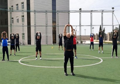 UEFA fizioterapevti hakimlərə təlim keçdi