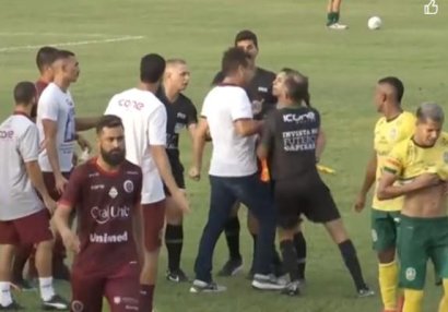 Baş məşqçi qadın hakimə kəllə atdı - VİDEO