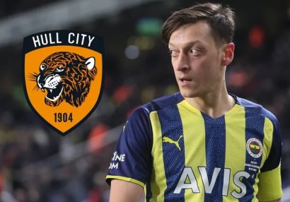 Mesut Özil İngiltərəyə qayıdır