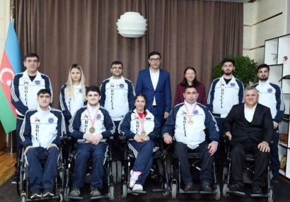 Fərid Qayıbov medal qazanan paralimpiyaçılarla görüşdü