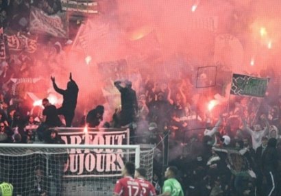 Fransada tribuna alovlandı, hakim oyunu dayandırdı - VİDEO