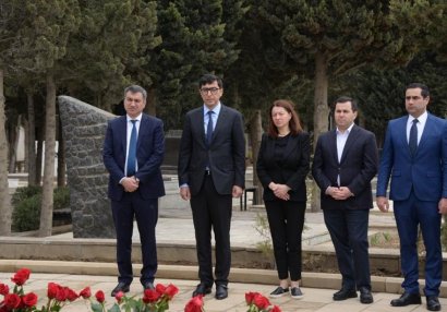 Gənclər və idman nazirliyinin rəhbərliyi Azad Rəhimovun məzarını ziyarət etdi