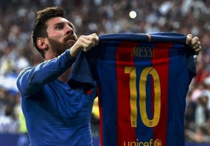 Messinin futbolkası hərraca çıxarıldı - Neçəyə satıldı?
