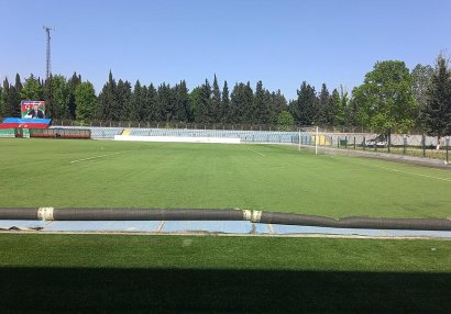 Tovuz şəhər stadionunun ot örtüyü yenilənir - FOTOLAR