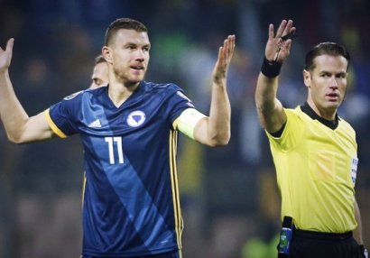 Futbolçular göy gurultusundan qorxdu, hakim...