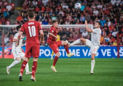 İspaniya millisi Çexiya ilə matça qadın formalarıyla çıxacaq